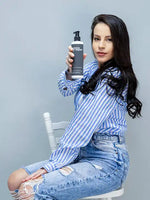 Зареди изображението в галерията, Жена с дълга коса, държащa маска F-Expert за боядисана коса на светъл фон.