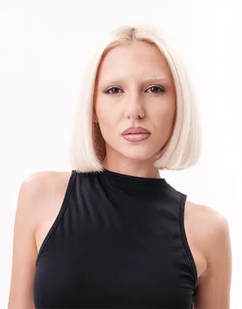 Модел с руса коса, представящ грижа за руса коса, блясък и здрав вид.