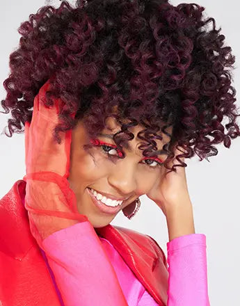 Модел с къдрава коса, оформени и еластични къдрици в ярки цветове.