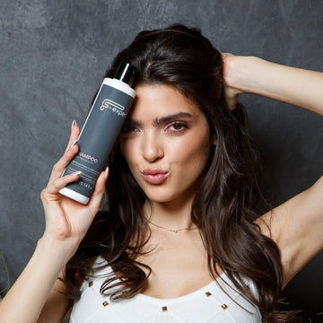 Грижа за боядисана коса с професионален шампоан за запазване на цвят и блясък.