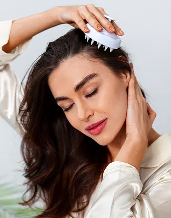 Жена прилага пилинг за скалп за дълбочинно почистване и стимулиране на растежа на косата.