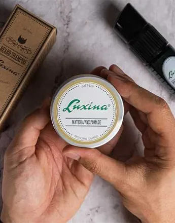 Стилизиращи вакси Luxina в ръцете на потребител, подходящи за дълготрайна фиксация и оформяне.