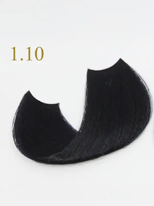 Цветът 1.10 Blue Black на боя за коса Oro Therapy с елегантно и дълбоко черно нюанс.