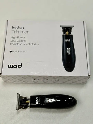 Тример Wad Intius Trimmer Black-Silver с висок мощност и остри стоманени ножове, представен в елегантна опаковка.